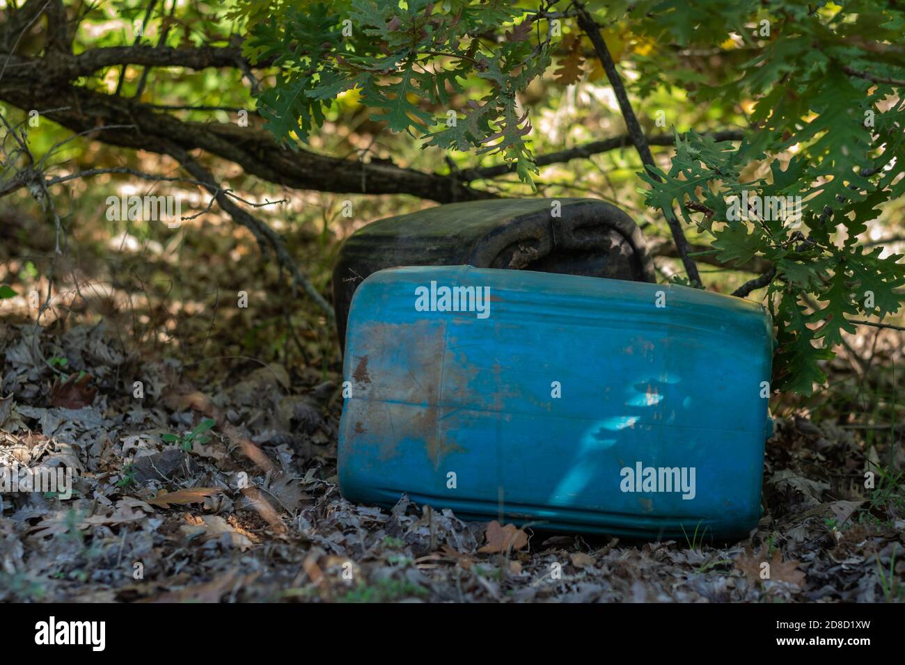 Haufen Müll auf grünem Gras in der Natur Umweltprobleme. Konzept der Naturkatastrophe Stockfoto