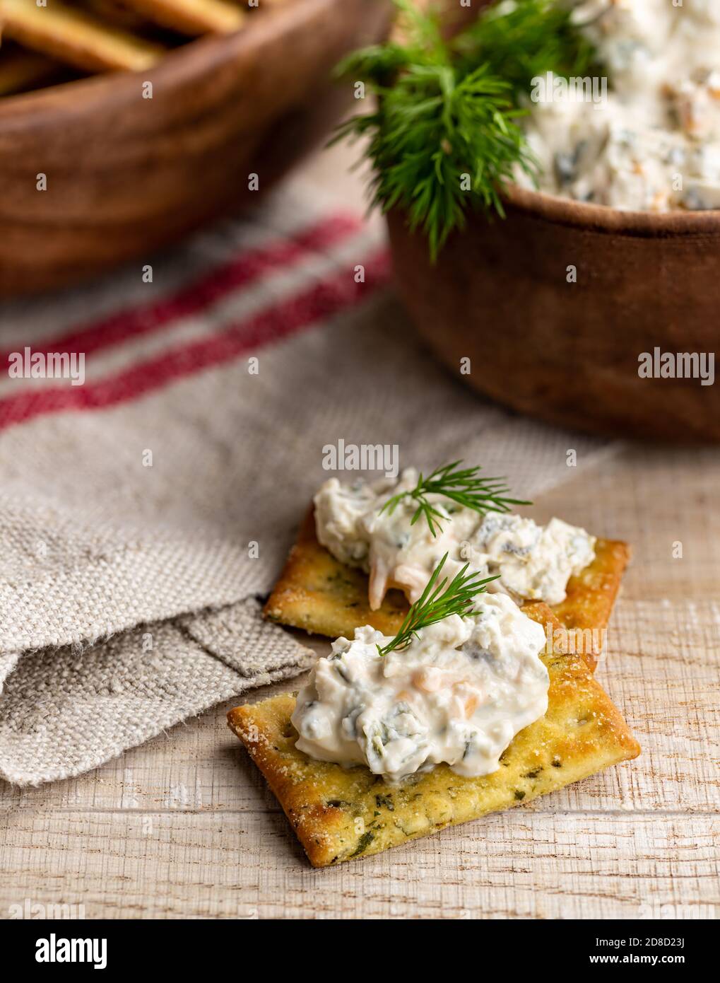 Cremiger Jalapeno Dip mit Crackern garniert mit frischem Dill Ein Holztisch Stockfoto