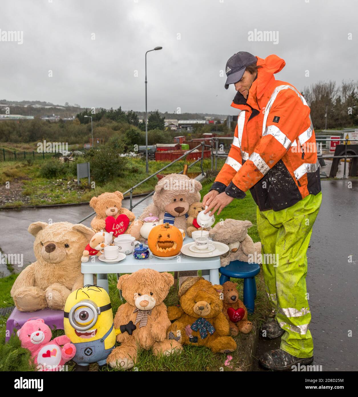 Cork City, Cork, Irland. 29. Oktober 2020.Finbarr Sheehan vom Stadtrat von Cork mit einigen der weichen Spielzeuge, die in den letzten zwei Jahren in das Civic Amenity & Recycling Center im Tramore Valley Park an der Kinsale Road in Cork City, Irland gebracht wurden. Die Spielzeuge können nicht recycelt oder an wohltätige Zwecke verschenkt werden, so dass die Mitarbeiter sie am Eingang platziert haben, um den Ort aufzuhellen. - Credit; David Creedon / Alamy Live News Stockfoto