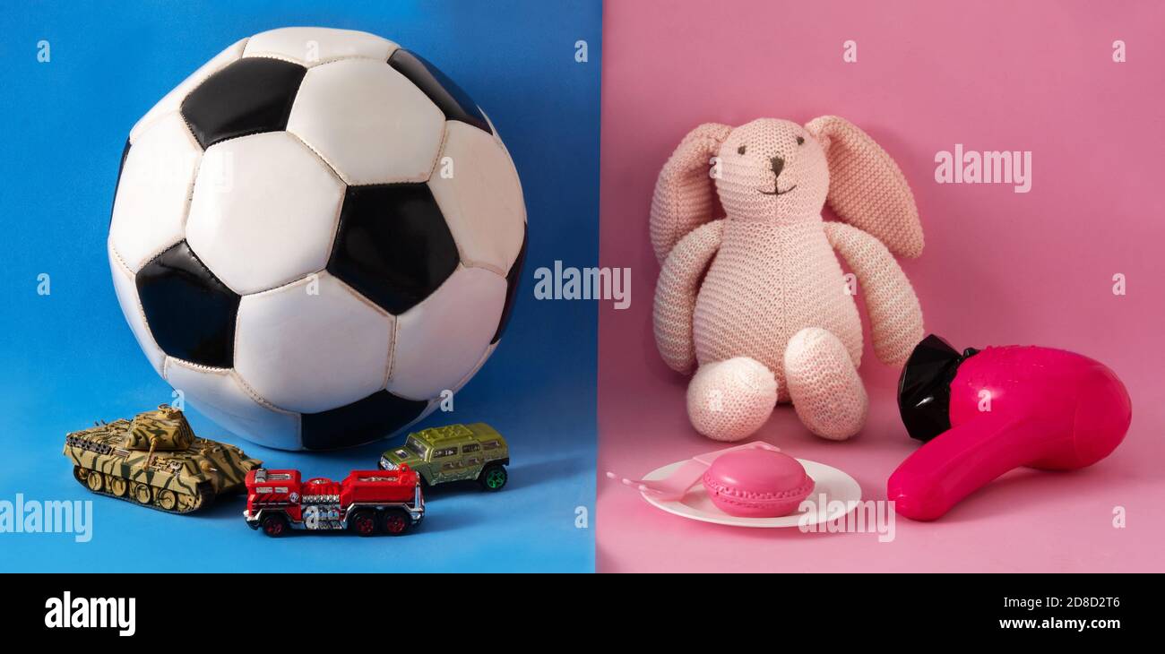 Geschlecht Stereotyp Spielzeug auf rosa und blauem Hintergrund Stockfoto