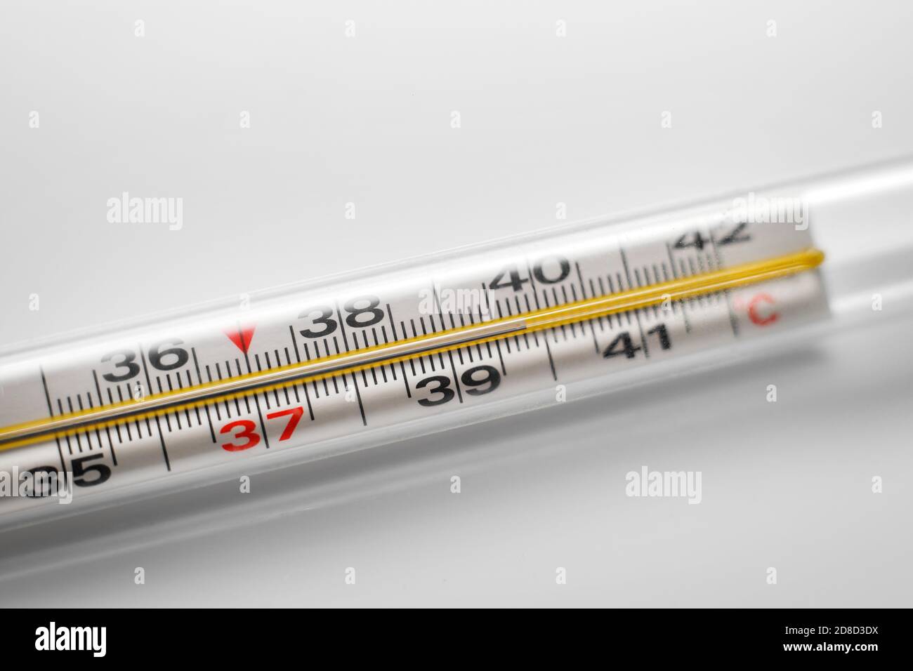 Hohe Temperatur auf einem Quecksilberthermometer Stockfoto