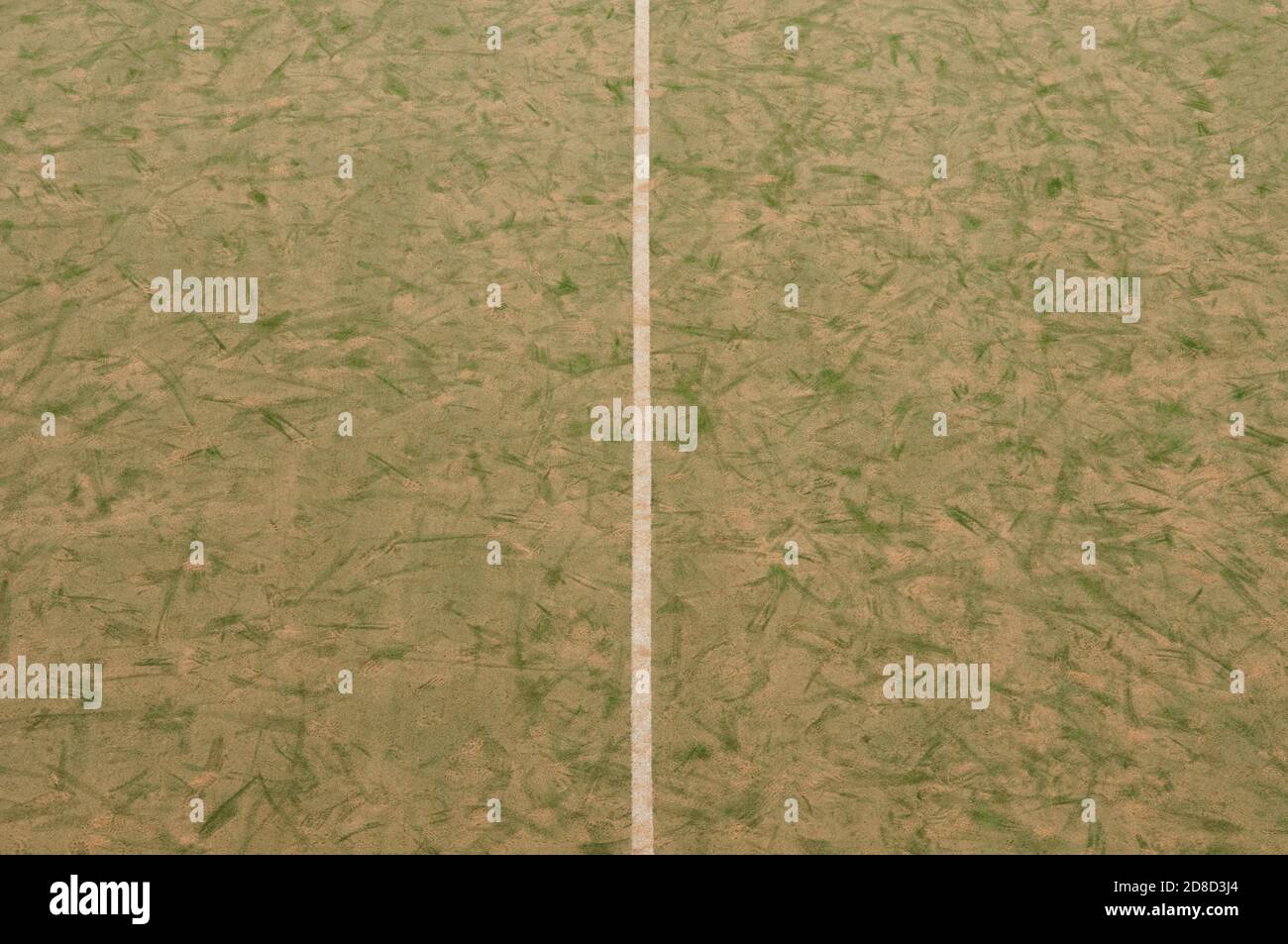 Eine abstrakte Aufnahme der Halfway Line auf EINEM Sand Überdachter Fußballplatz Für Alle Wetterbedingungen Stockfoto