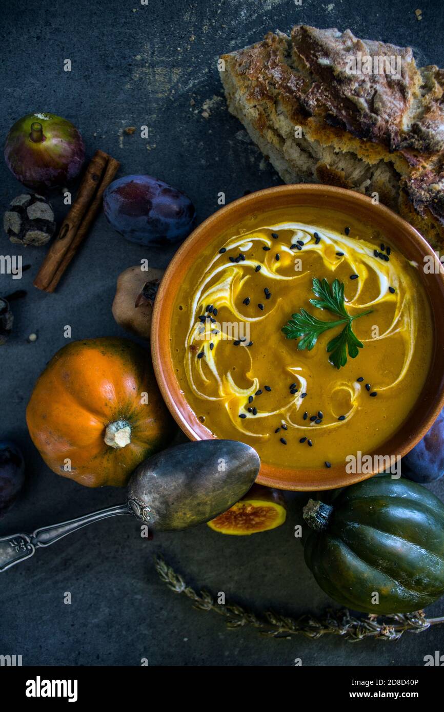 Kürbissuppe in einer Schüssel. Herbstbelege. Gesunde Ernährung Konzept. Ideen für Thanksgiving- Stockfoto