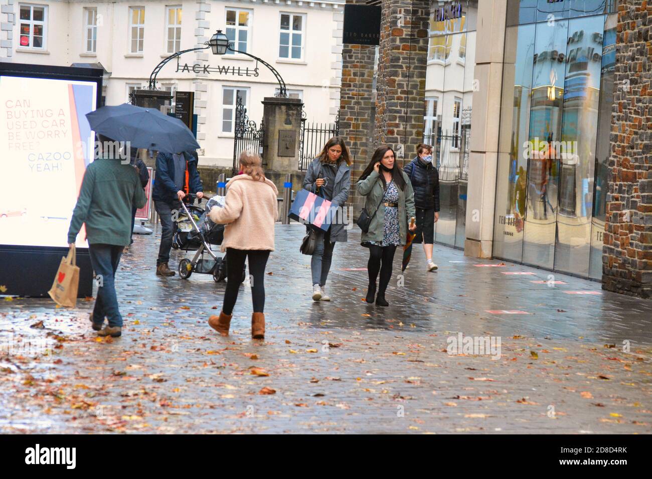 Menschen einkaufen während Pandemiezeiten in Cabot Circus Bristol, Großbritannien. Stockfoto