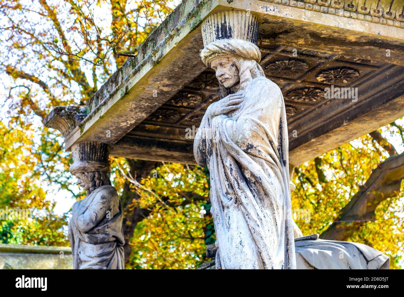 Nahaufnahme der indischen Tragerstatue am Grab des Generalmajors Sir William Casement auf dem Kensal Green Cemetery im Herbst, London, Großbritannien Stockfoto