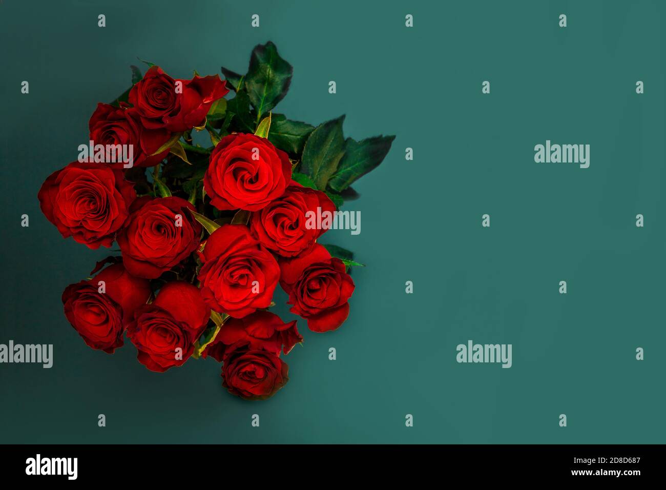 Rote Rosen Bouquet vor dem grünen Hintergrund Stockfoto