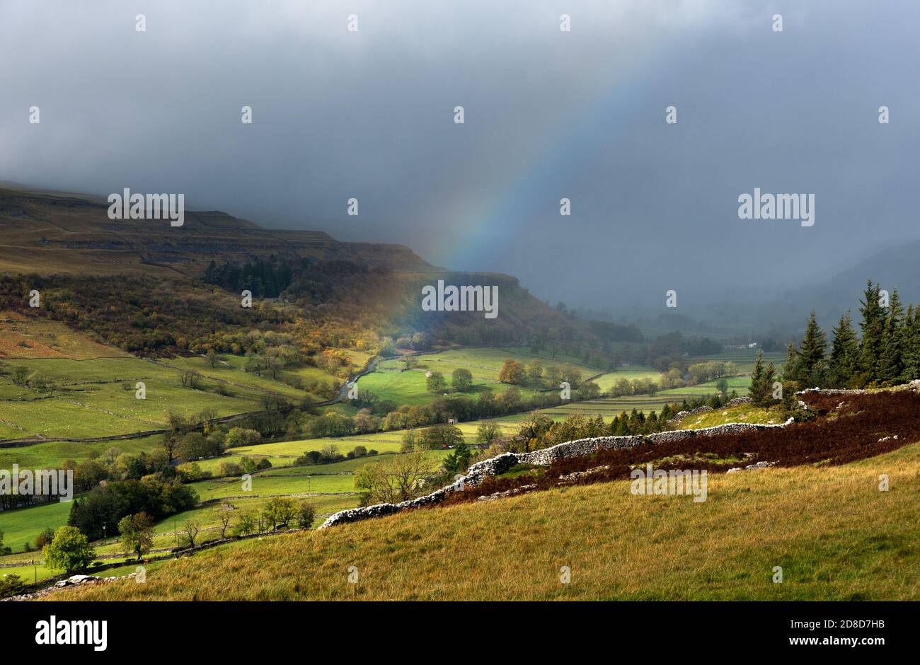 Herbstregen und Regenbogen über Wharfedale, in der Nähe von Kettlewell im Yorkshire Dales National Park, Großbritannien. Stockfoto