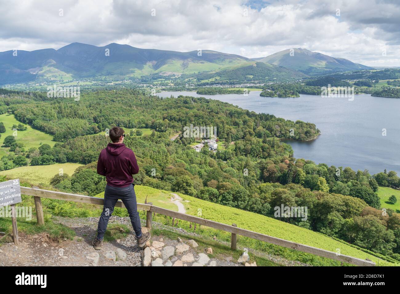 Back of man mit Blick auf Green Fields und Lake von den Hügeln von Windermere im Lake District, England, Cumbria, Großbritannien Stockfoto