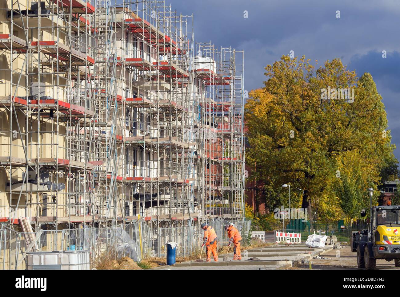 Potsdam, Deutschland. Okt. 2020. Auf der Rohhaut der Häuser in der Peter-Huchel-Straße wird ein Gerüst errichtet. Die ProPotsdam GmbH baut auf dem Gelände des Volksparks sieben Gebäude mit 117 Wohnungen und neun Gewerbeeinheiten. Mehr als drei Viertel der Wohnungen stehen einkommensschwachen Haushalten zur Verfügung. Neben den Wohnungen sollen auch Sozial- und Betreuungsleistungen geschaffen werden. Bis 2027 will ProPotsdam insgesamt 2500 Wohnungen in der Landeshauptstadt bauen. Quelle: Soeren Stache/dpa-Zentralbild/ZB/dpa/Alamy Live News Stockfoto