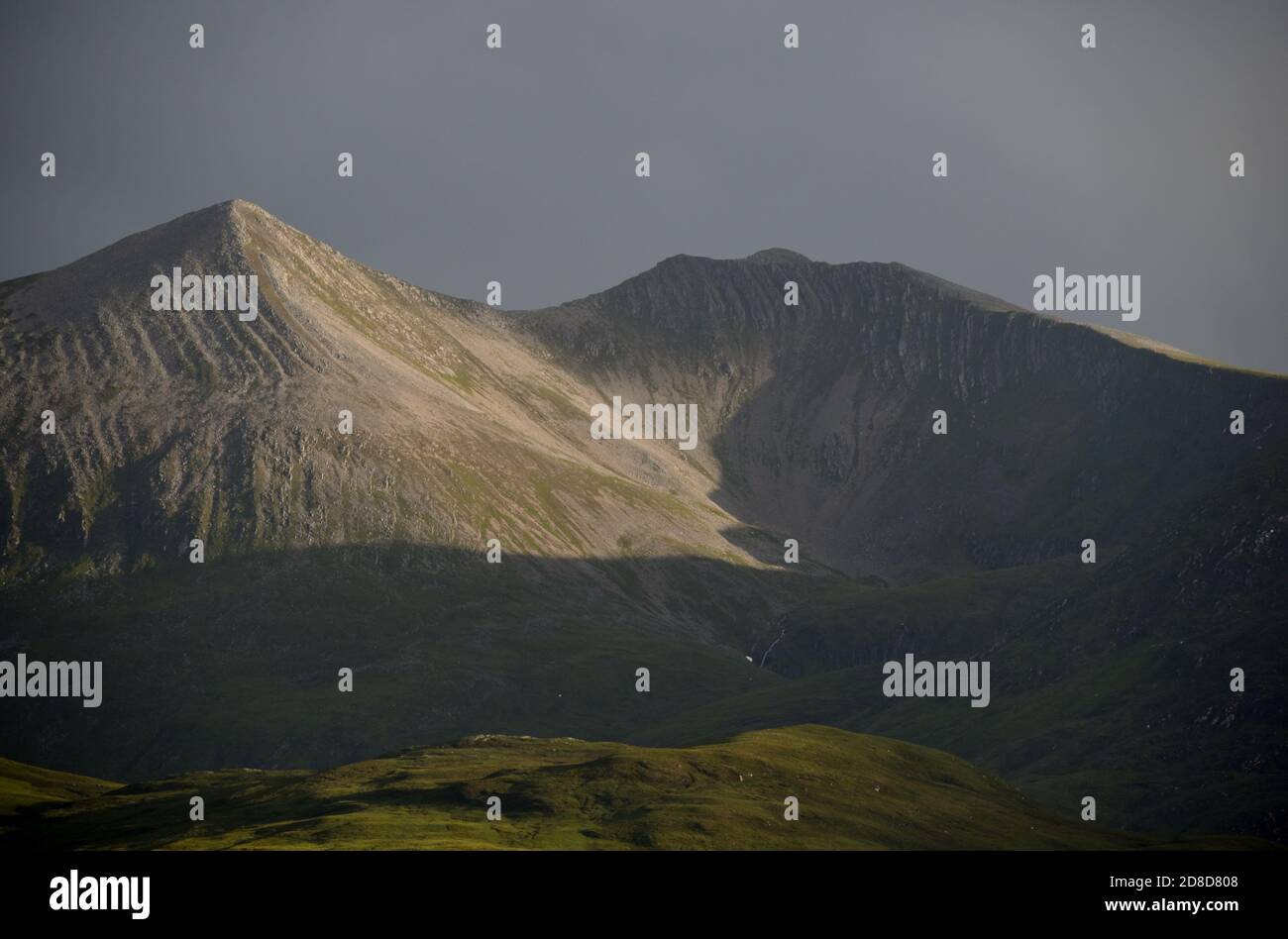 Die Sonne geht am Ende eines schönen Sommertages in Schottland unter und wirft lange Schatten über den Hügel Stockfoto