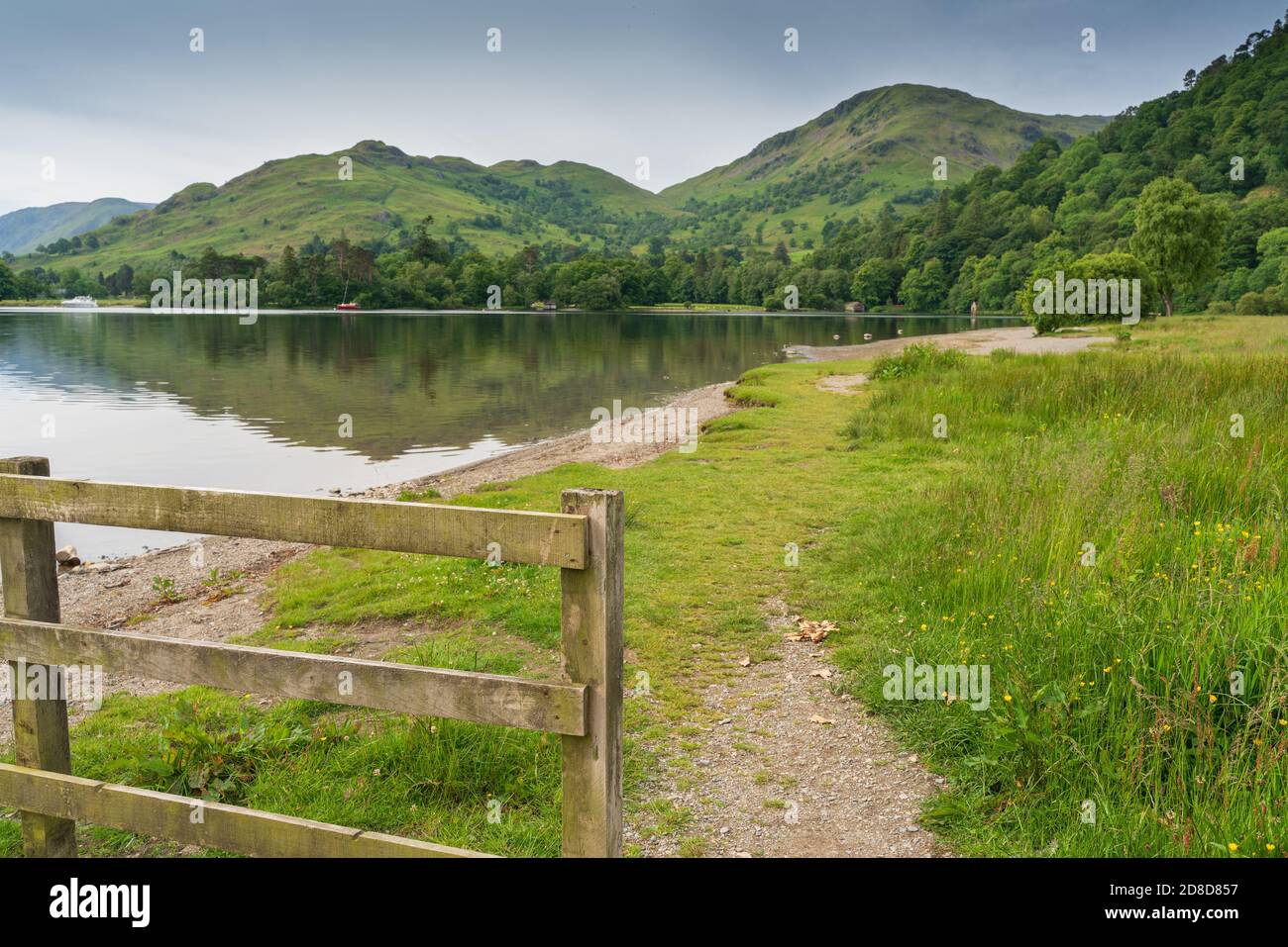 Wachweg entlang des Sees an einem sonnigen Tag in Yorkshire Dales Stockfoto