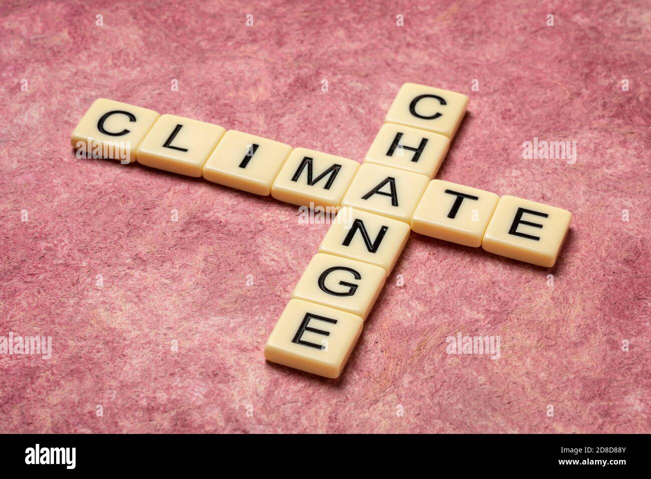 Klimawandel Kreuzworträtsel in Elfenbein Buchstaben Fliesen gegen strukturierte handgemachte Papier, globale Erwärmung Konzept Stockfoto