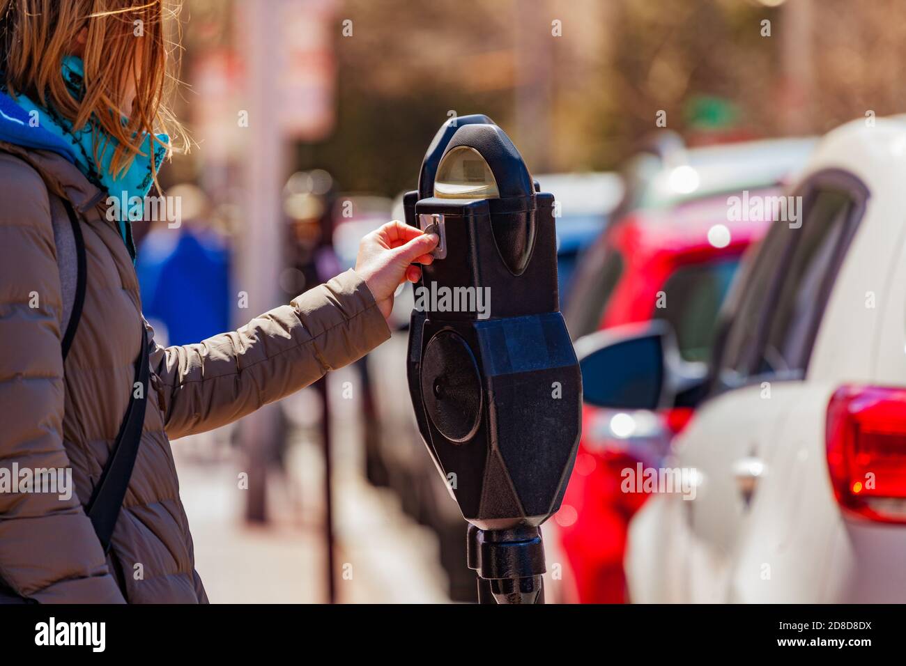 Frau zahlen Parken auf der Straße Park Meter Stange in der USA-Stadt Stockfoto