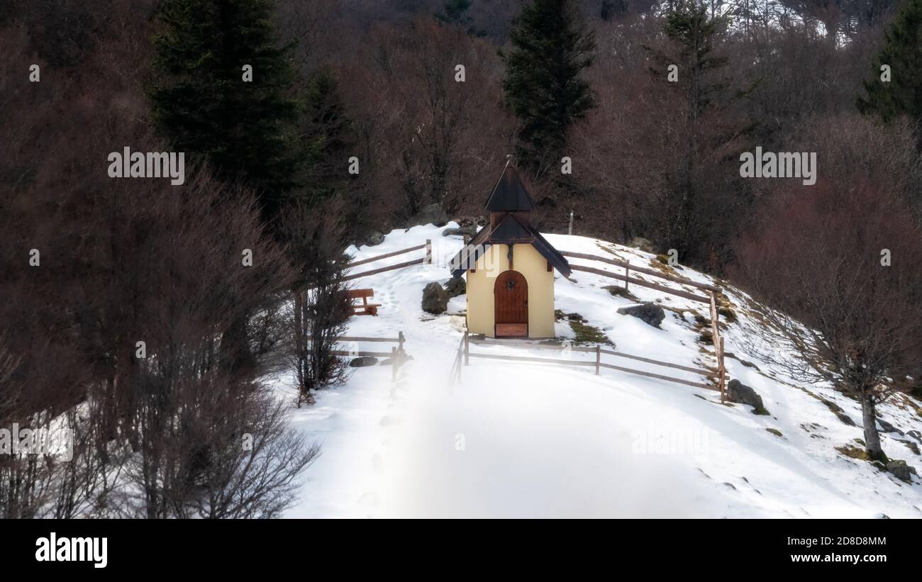 Winterlandschaft mit einer kleinen Kapelle in den Vogesen Stockfoto