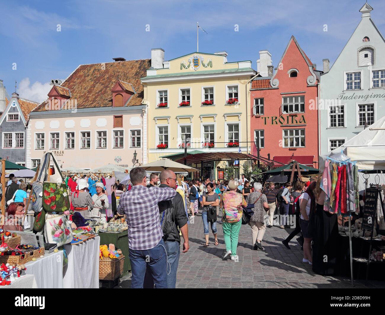 Kunst- und Handwerksmarkt auf dem Rathausplatz in Die estnische Hauptstadt Tallinn Stockfoto