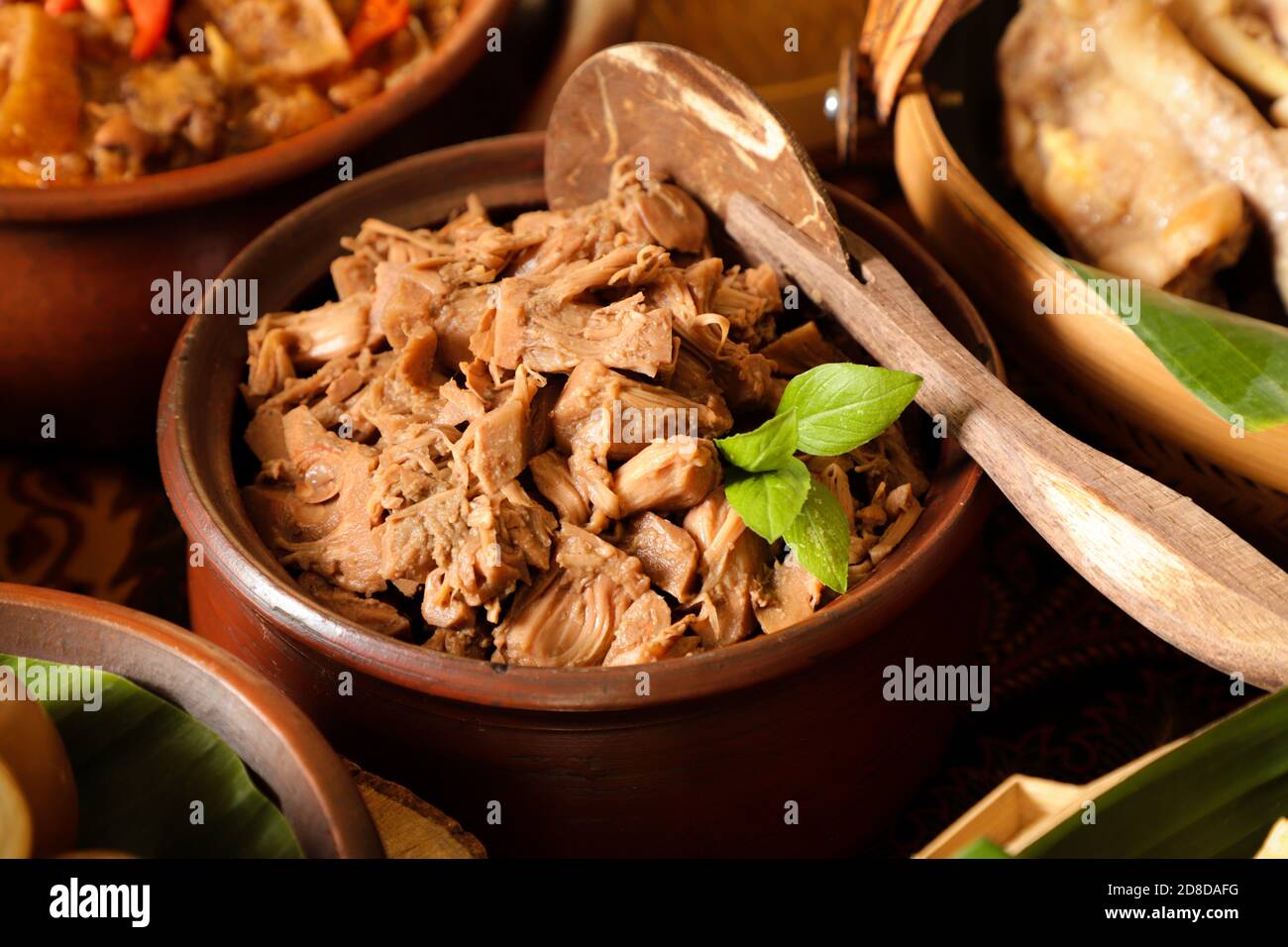 Gudeg Nangka. Javanesische Gericht von Jack Fruit Eintopf; gekocht mit Teakholz Blatt und Palmzucker für rötliche Farbe Stockfoto