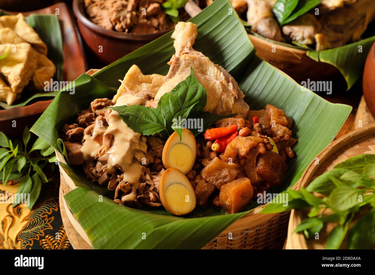 Gudeg Jogja. Javanese Gericht besteht aus Jack Fruit Eintopf, Huhn Curry  und würzigen Eintopf von Rind Haut Cracker in Bambuskorb Stockfotografie -  Alamy
