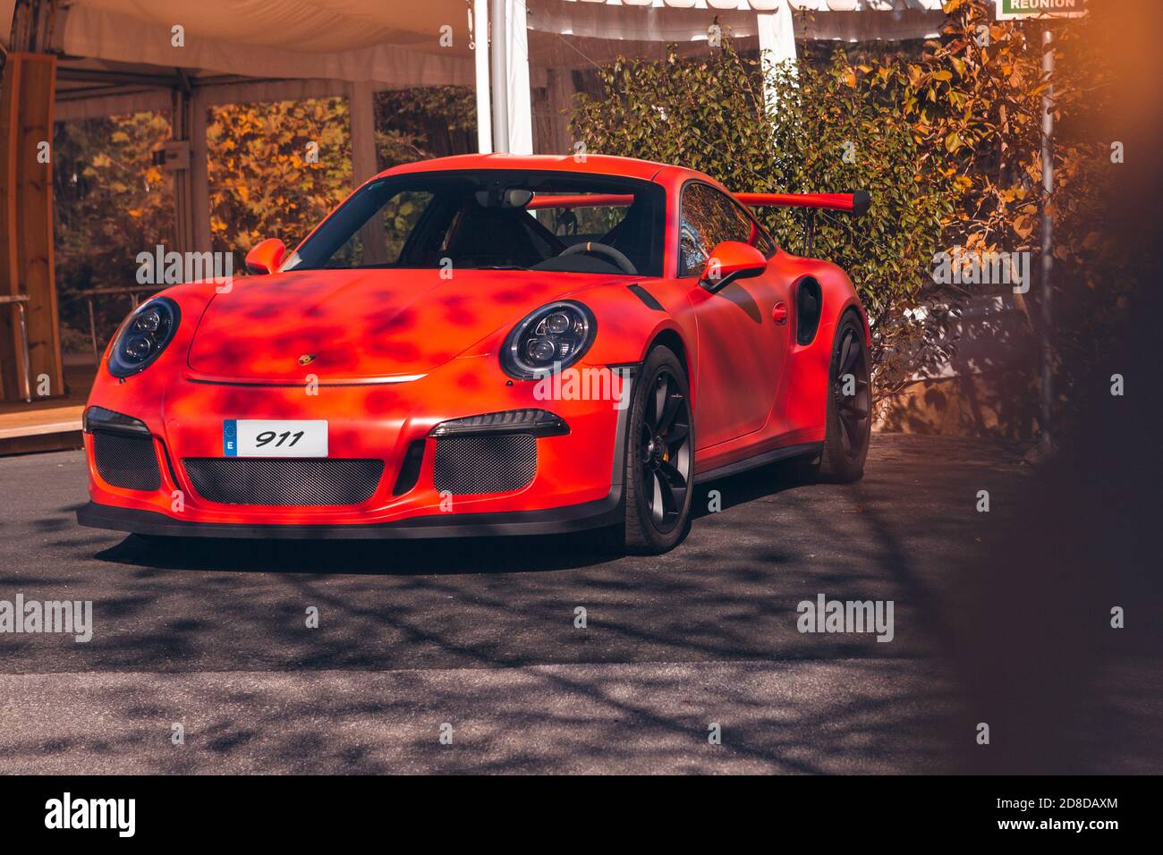 Vallines, Cantabria, Spanien - 23. Oktober 2020: Orange Porsche 911Geparkt während einer Ausstellung von Supersportwagen in Kantabrien organisiert. Stockfoto