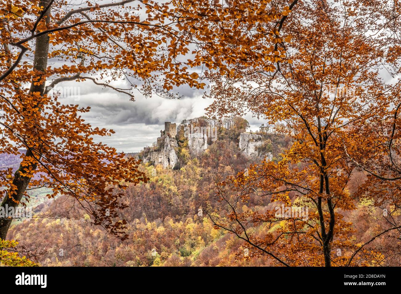 Alte Ruine von Reussenstein in der bunten Herbstlandschaft der Schwäbischen Alb bei Kirchheim Teck, Baden-Württemberg Deutschland Stockfoto