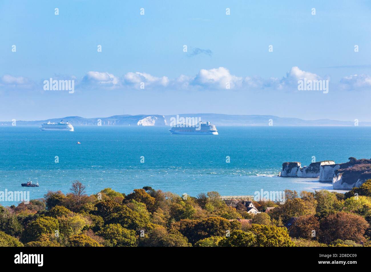 Kreuzfahrtschiffe vertäuten in Studland Bay während der Coronavirus-Pandemie im Jahr 2020, Dorset, England Stockfoto