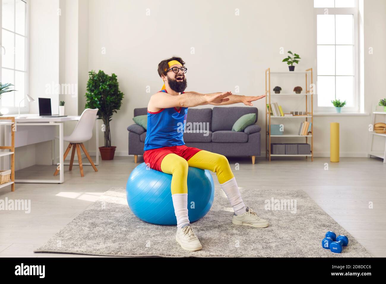 Lachend lustig bärtigen Mann in hellen Sportswear tun Warkout auf Fitness-Ball zu Hause Stockfoto Lachend lustig bärtigen Mann in hellen Sportswear tun Warkout auf Fitness-Ball zu Hause Stockfoto