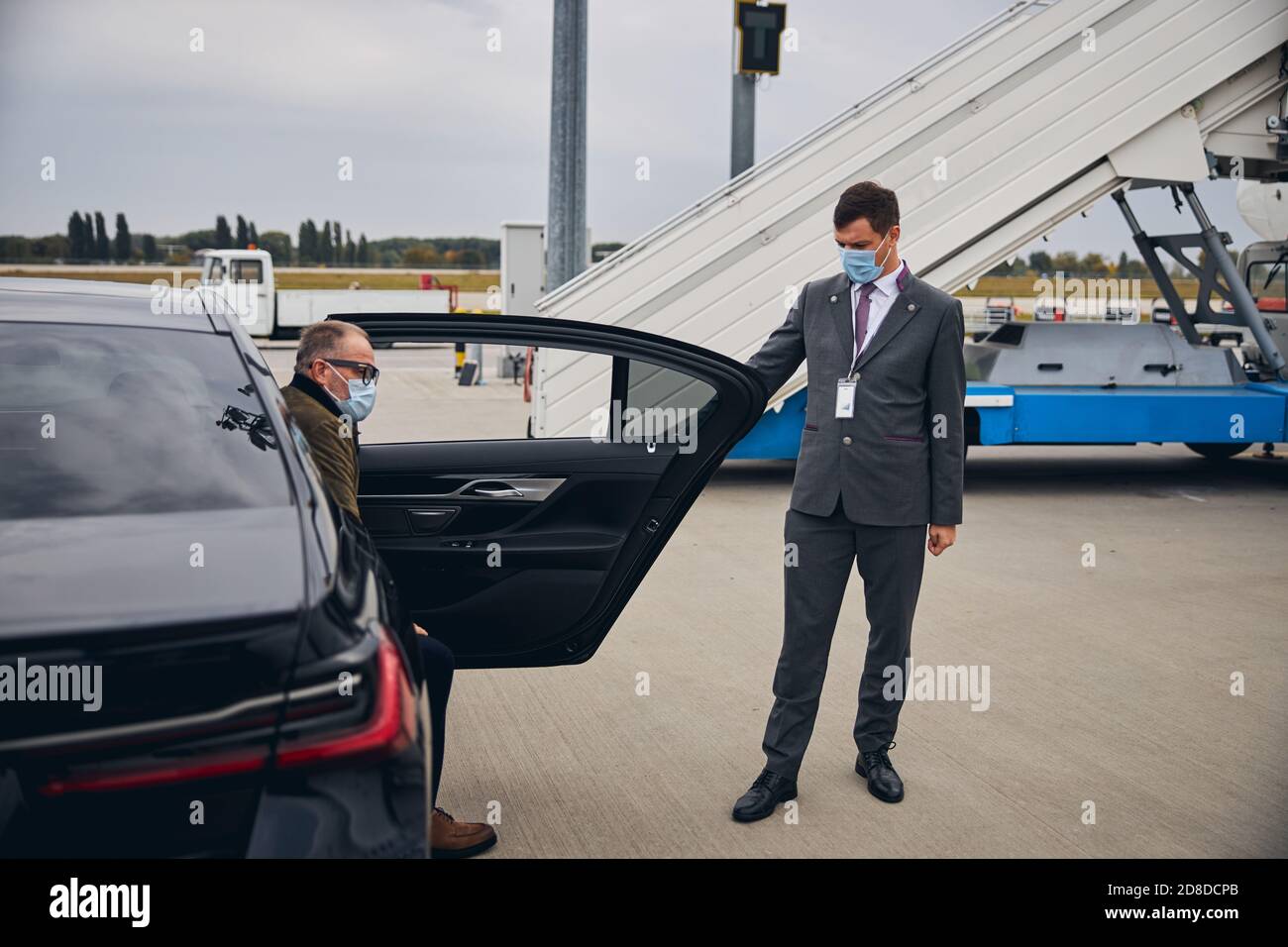 Ernsthafter Beifahrer, der aus dem Fahrerhaus kommt Stockfoto
