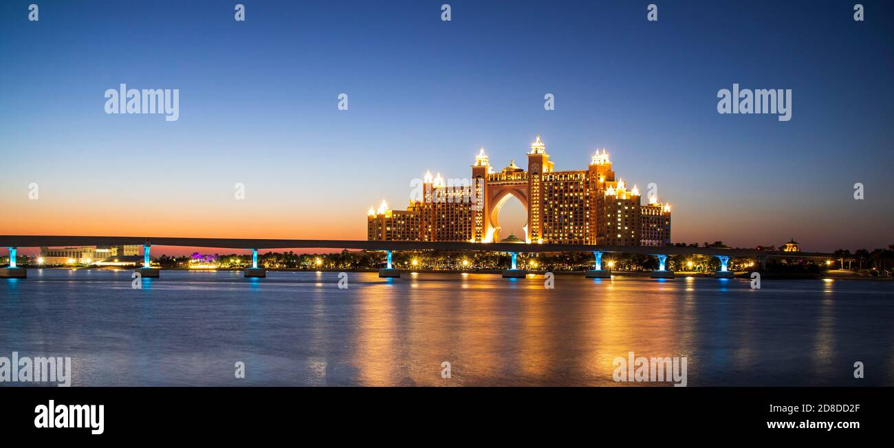 Atlantis, beliebtes 5-Sterne-Hotel in Dubai, VAE bei Nacht. Die Einschienenbahn zum Hotel ist auch auf dem Bild zu sehen. Im Freien. Stockfoto