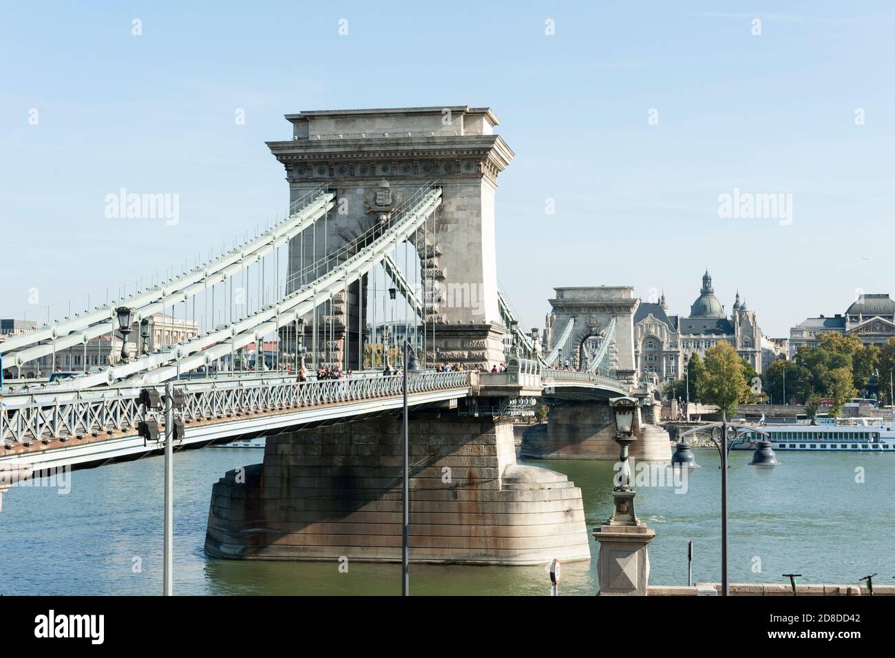 Die Freiheitsbrücke in budapest, mit den gellert Bädern im Hintergrund, Szabadsag versteckt. Stockfoto