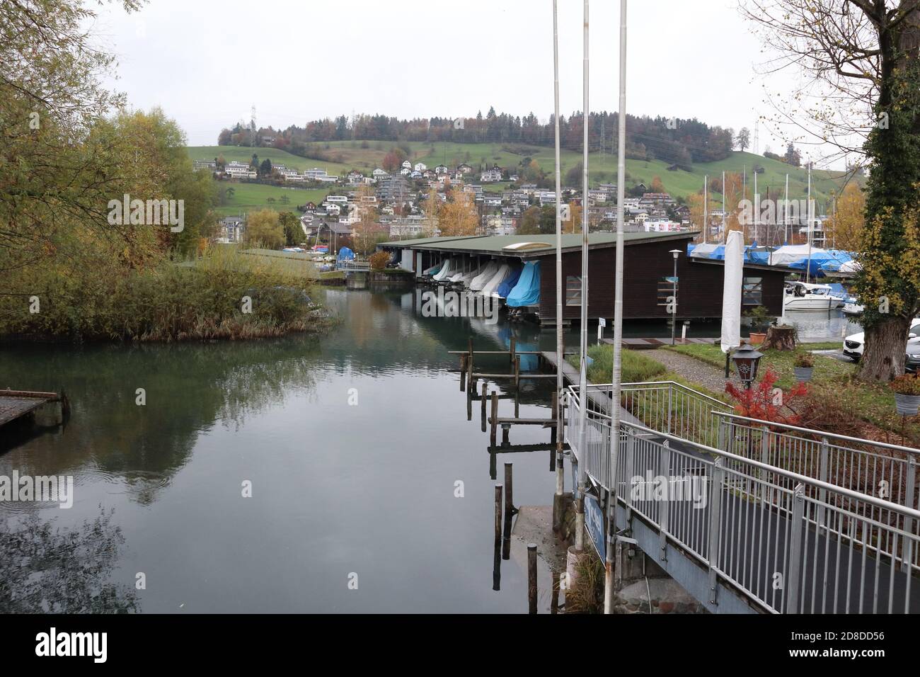Schmerikon, Kanton Sankt Gallen (SG)/ Schweiz - November 17 2019: Im Hafen an der Südspitze des Zürichsees gelagerte Boote Stockfoto