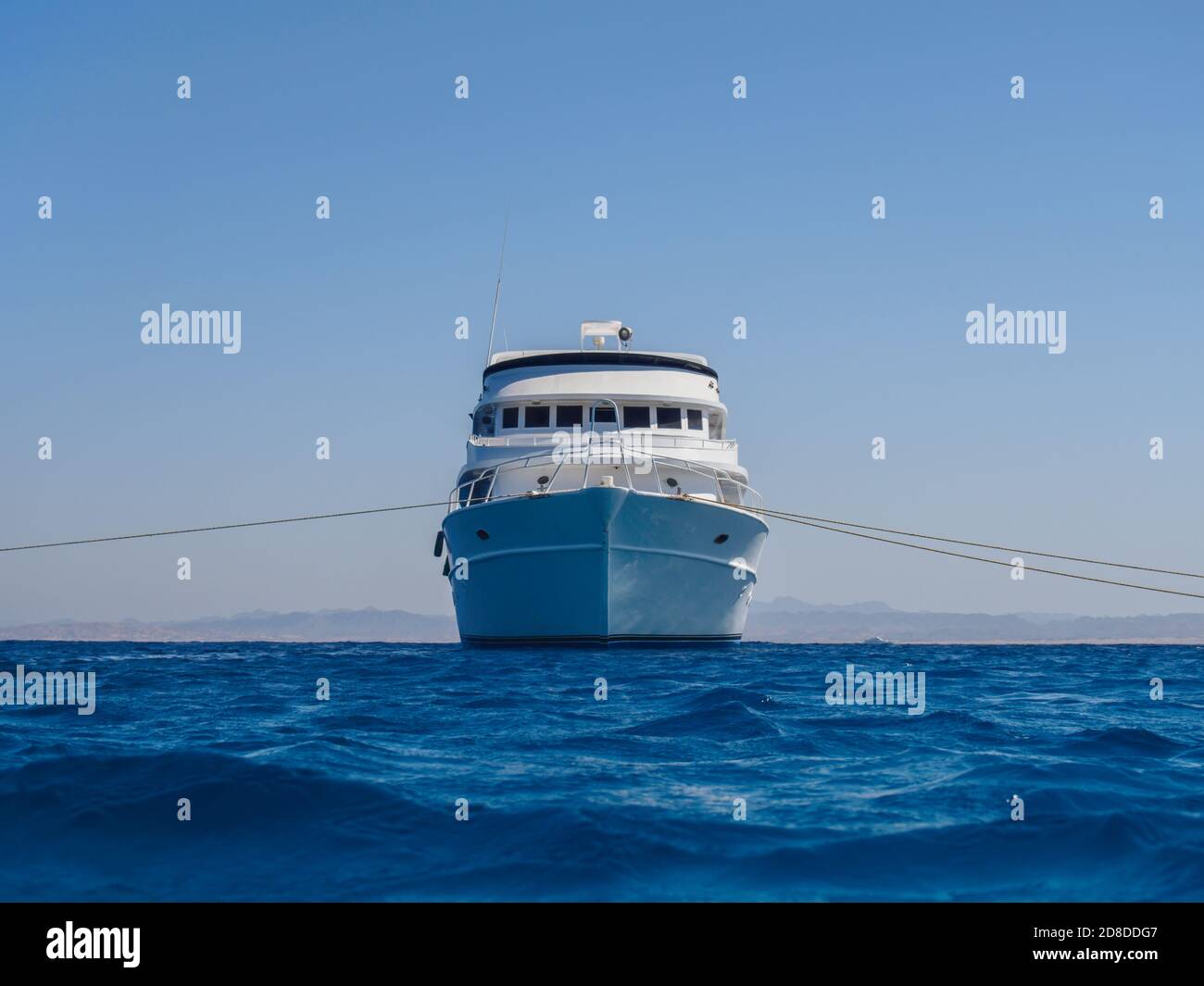 Weiße Yacht im blauen tropischen Meer, Tauchsafari Boot für Tauchsafari Stockfoto