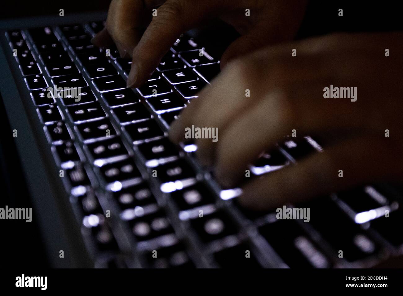 Eine Person verwendet eine Laptop-Tastatur in Kingston, Ontario am Samstag, 11. April 2020. Stockfoto