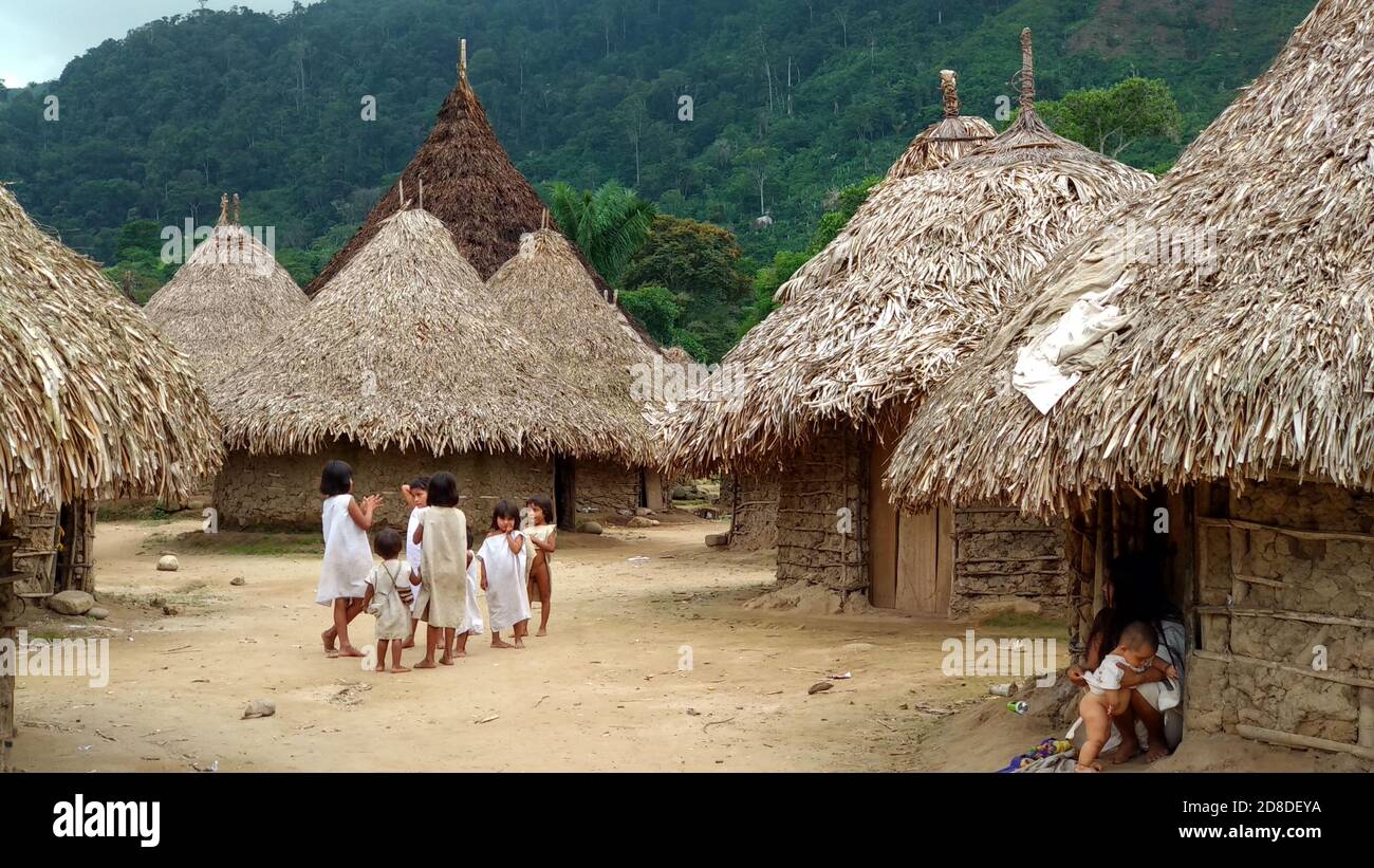 SIERRA DE SANTA MARTA, KOLUMBIEN - 27. Nov 2019: Indigenes Dorf in Kolumbien, Sierra de Santa Marta Stockfoto