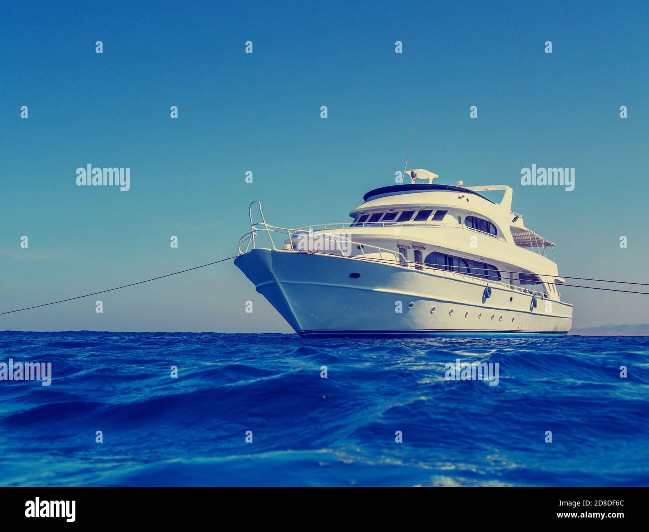 Weiße Yacht im blauen Meer, Retro instagram Stil gefiltert Stockfoto