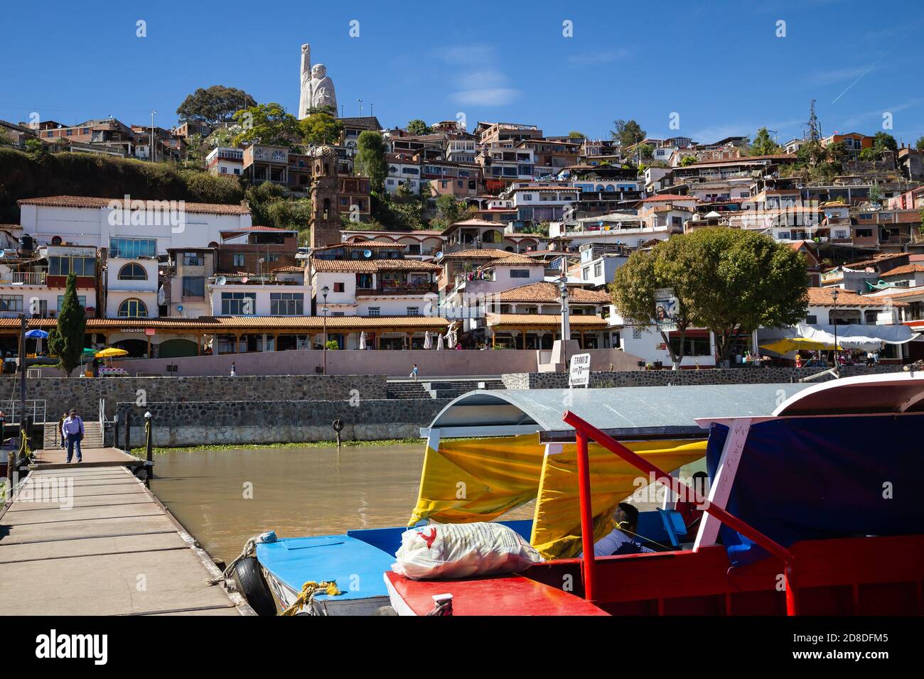 Bootsanlegestelle auf der Insel Janitzio mit Denkmal von Morelos in Das Zentrum der Insel Stockfoto