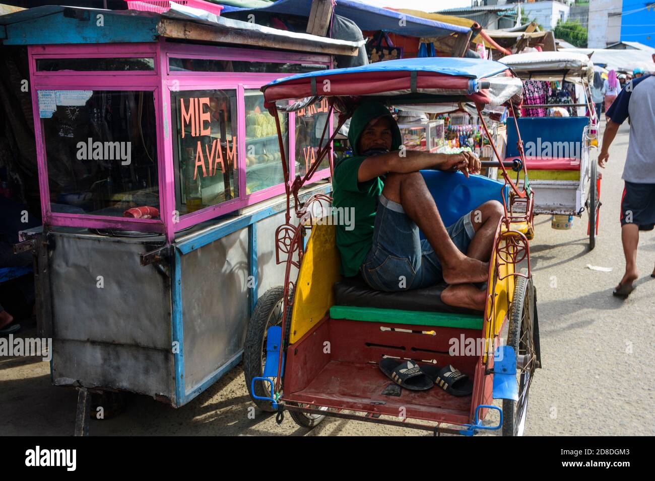 Becak Fahrer wartet auf Kunden in Ambon, South Moluccas, Indonesien. Stockfoto
