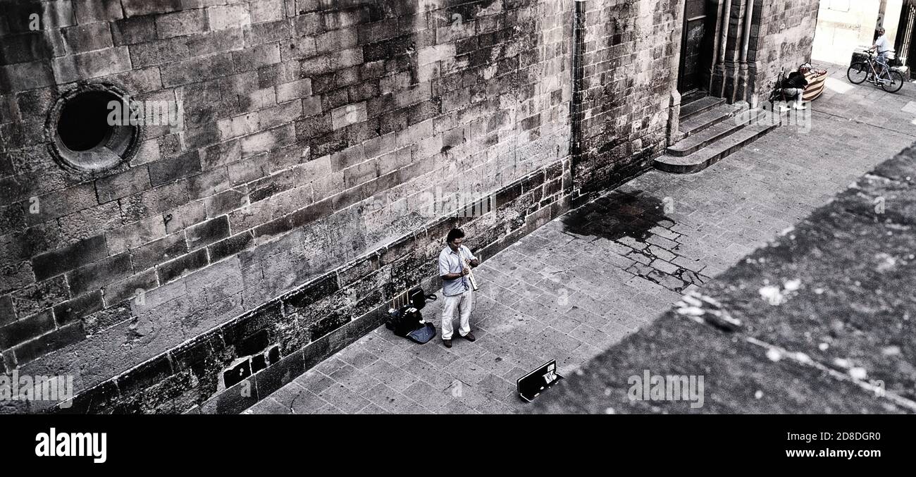 Straßenbusker Musiker spielt in den Hinterstraßen von Barcelona. Katalanisch. Spanien. Europa Stockfoto