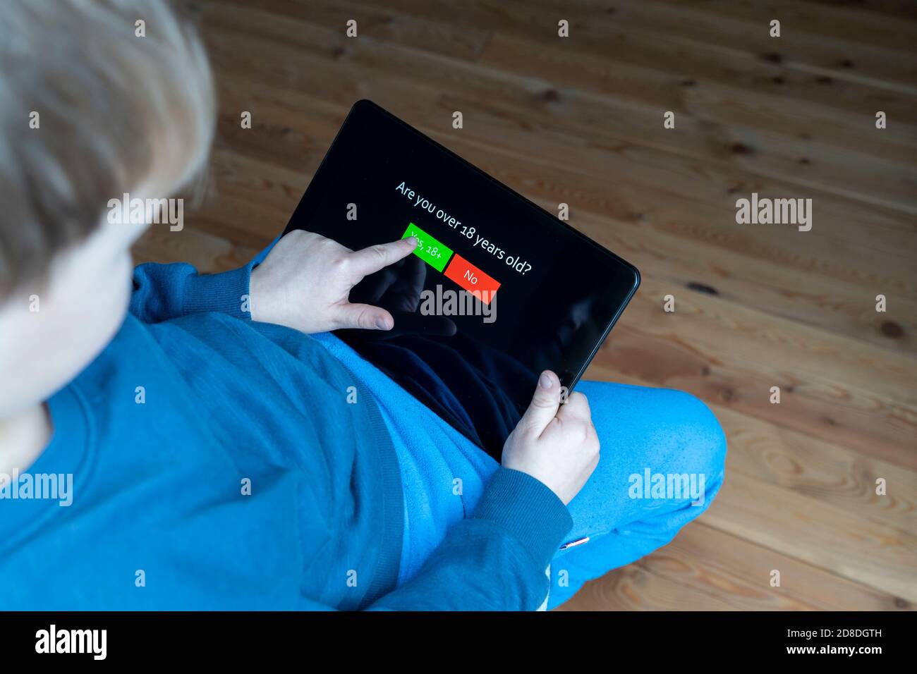 Kind, das ein Tablet mit Ja-Nein-Symbolen als Entscheidung hält. Stockfoto