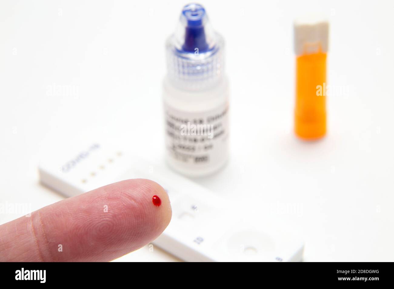 Finger gestochen, Blutfleck bereit für Covid 19 Coronavirus in Home-Antikörper-Test Forschungsstudie. Antikörper-Test-Kit.Pandemie, Epidemie, Bluttest. Stockfoto