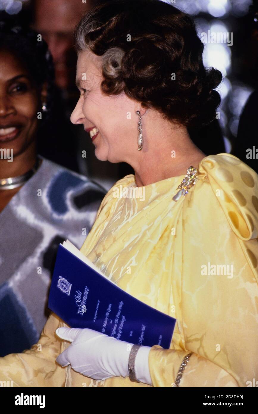 Eine lächelnde Königliche Hoheit Königin Elizabeth II., die während ihres viertägigen königlichen Besuchs auf Barbados am 8. Und 11. März 1989 an einer Gala in der Frank Collymore Hall teilnahm Stockfoto