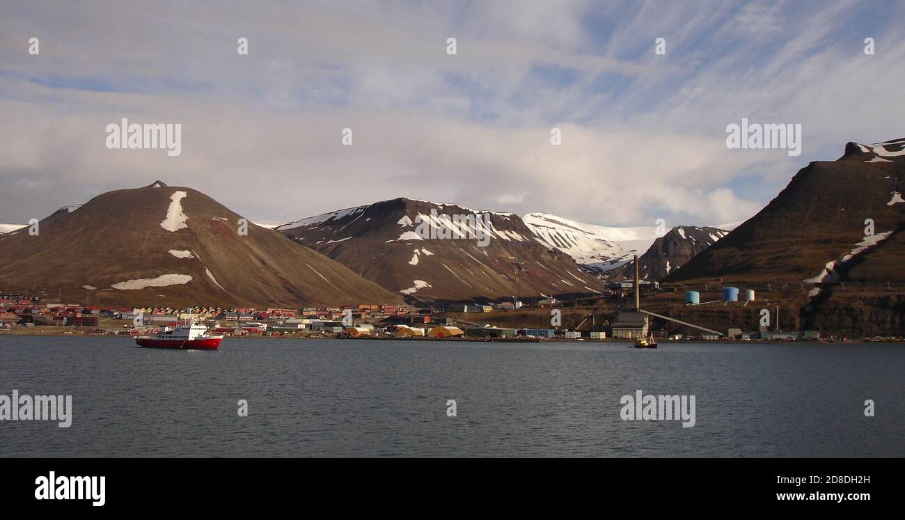 Longyearbyen, die Heimat des Svalbard Global Seed Vault, liegt hoch in der Arktis und ist der Ausgangspunkt für spannende Kreuzfahrten in einem historischen Archipel. Stockfoto