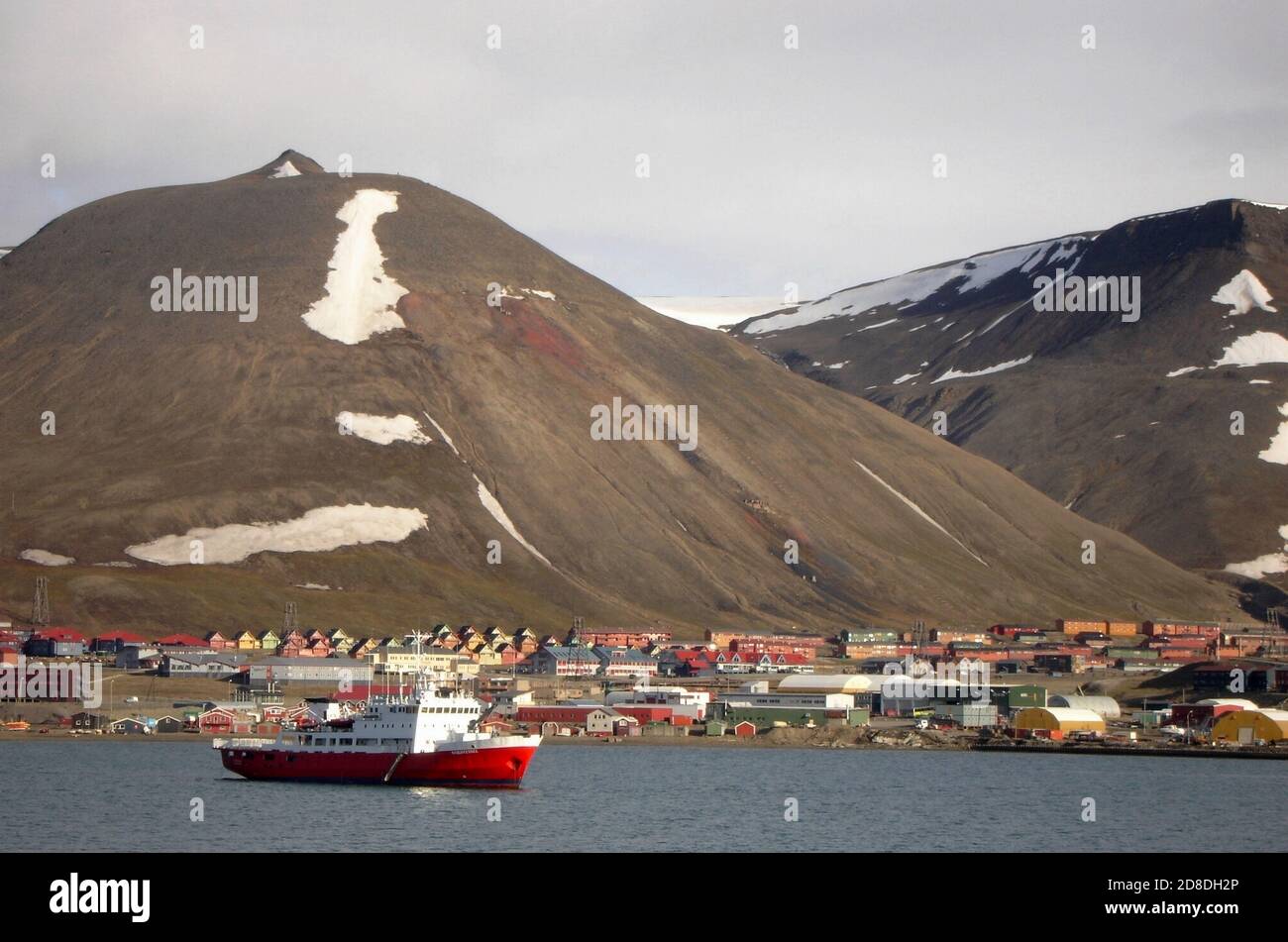 Longyearbyen, die Heimat des Svalbard Global Seed Vault, liegt hoch in der Arktis und ist der Ausgangspunkt für spannende Kreuzfahrten in einem historischen Archipel. Stockfoto