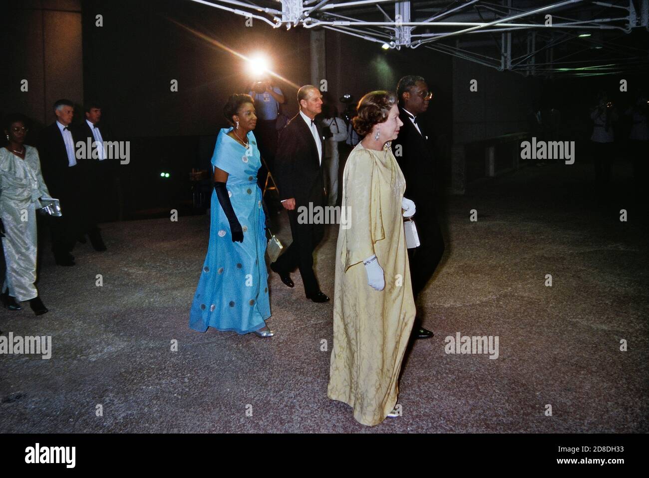 Königin Elizabeth II. Begleitet von Prinz Philip, Herzog von Edinburgh, besuchen Sie eine Gala-Performance in der Frank Collymore Hall, während eines viertägigen Besuchs auf der Karibikinsel Barbados. März 1989. Stockfoto