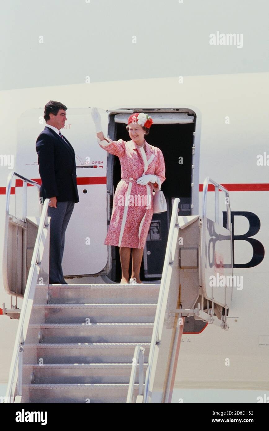 HM Queen Elizabeth II winkt Abschied, als sie nach einem viertägigen Besuch auf der Karibikinsel an Bord eines Concorde-Fluges von Barbados geht. März 1989. Stockfoto