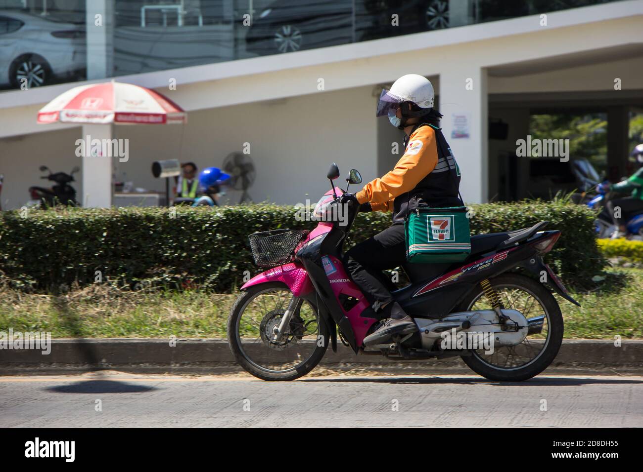 Chiangmai, Thailand - Oktober 26 2020: Lieferdienst Mann fahren einen Motercycle von 7-11. Auf der Straße Nr. 1001, 8 km von Chiangmai Stadt. Stockfoto