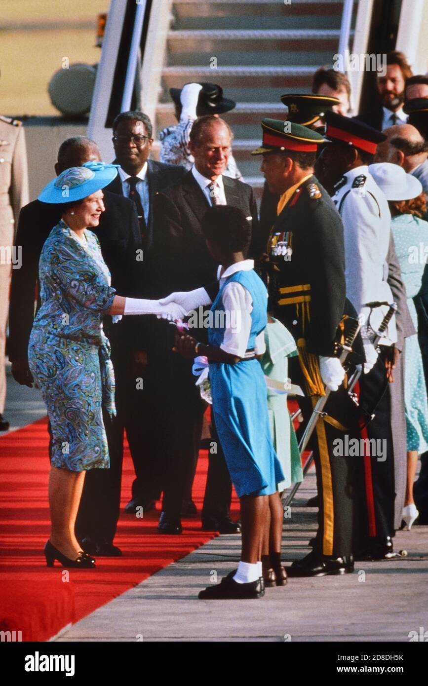 Begrüßungszeremonie für Königin Elizabeth II. Und den Duke of Edinburgh nach ihrer Ankunft am internationalen Flughafen Grantley Adams auf der Concorde für einen viertägigen Besuch auf der Karibikinsel Barbados. März 1989. Stockfoto