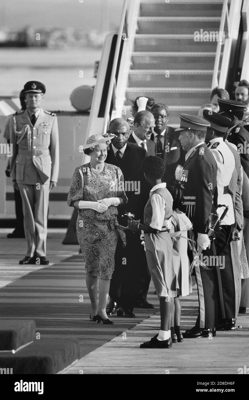 Begrüßungszeremonie für Queen Elizabeth II. Und den Duke of Edinburgh Ankunft am Grantley Adams International Airport, auf Concorde für einen viertägigen Besuch auf der Karibikinsel Barbados. März 1989. Stockfoto