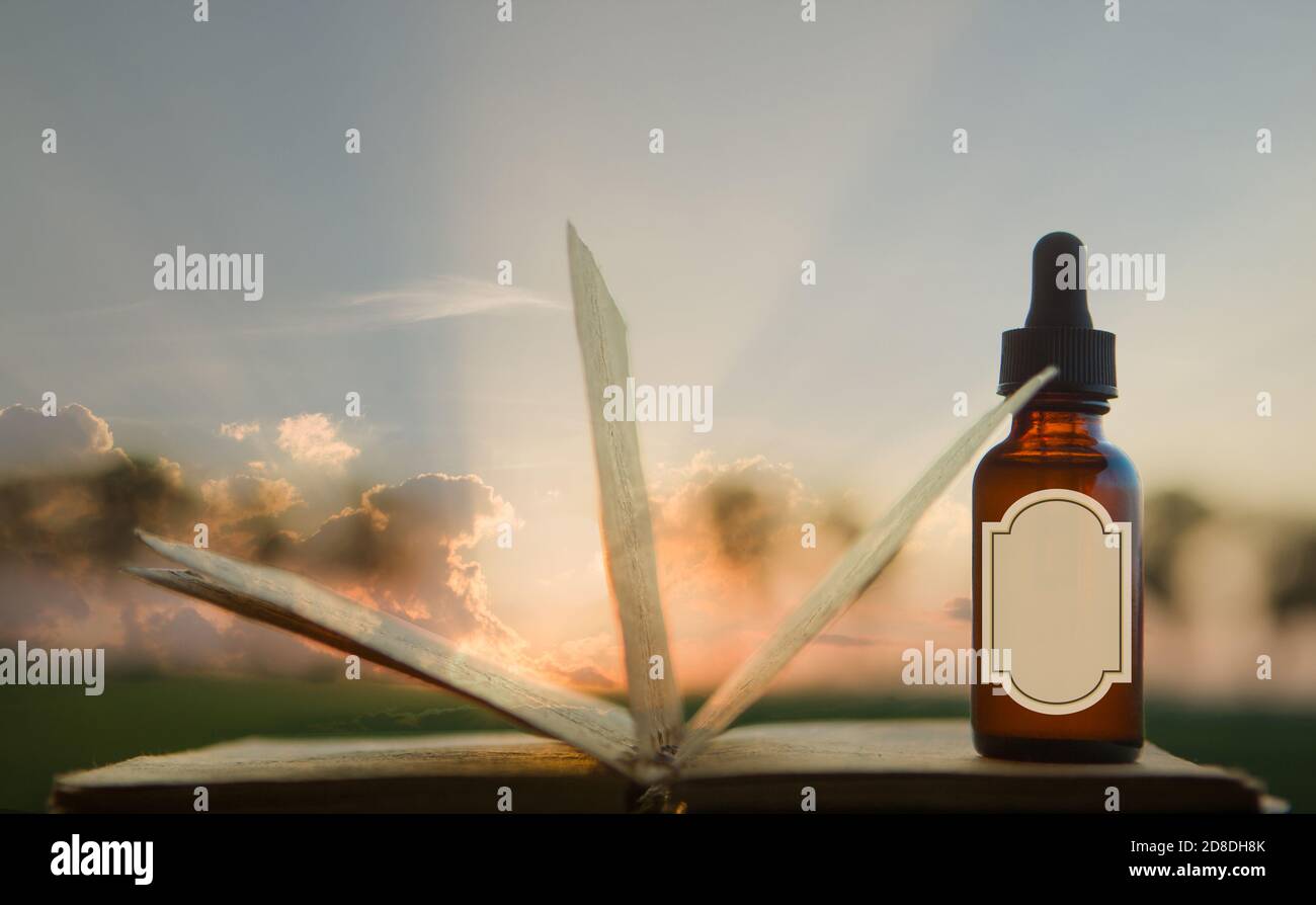 Ätherisches Öl und Aromatherapie Buch, Konzept - MOCKUP. Zauberbuch und Kräuterflasche, leeres Etikett. Stockfoto