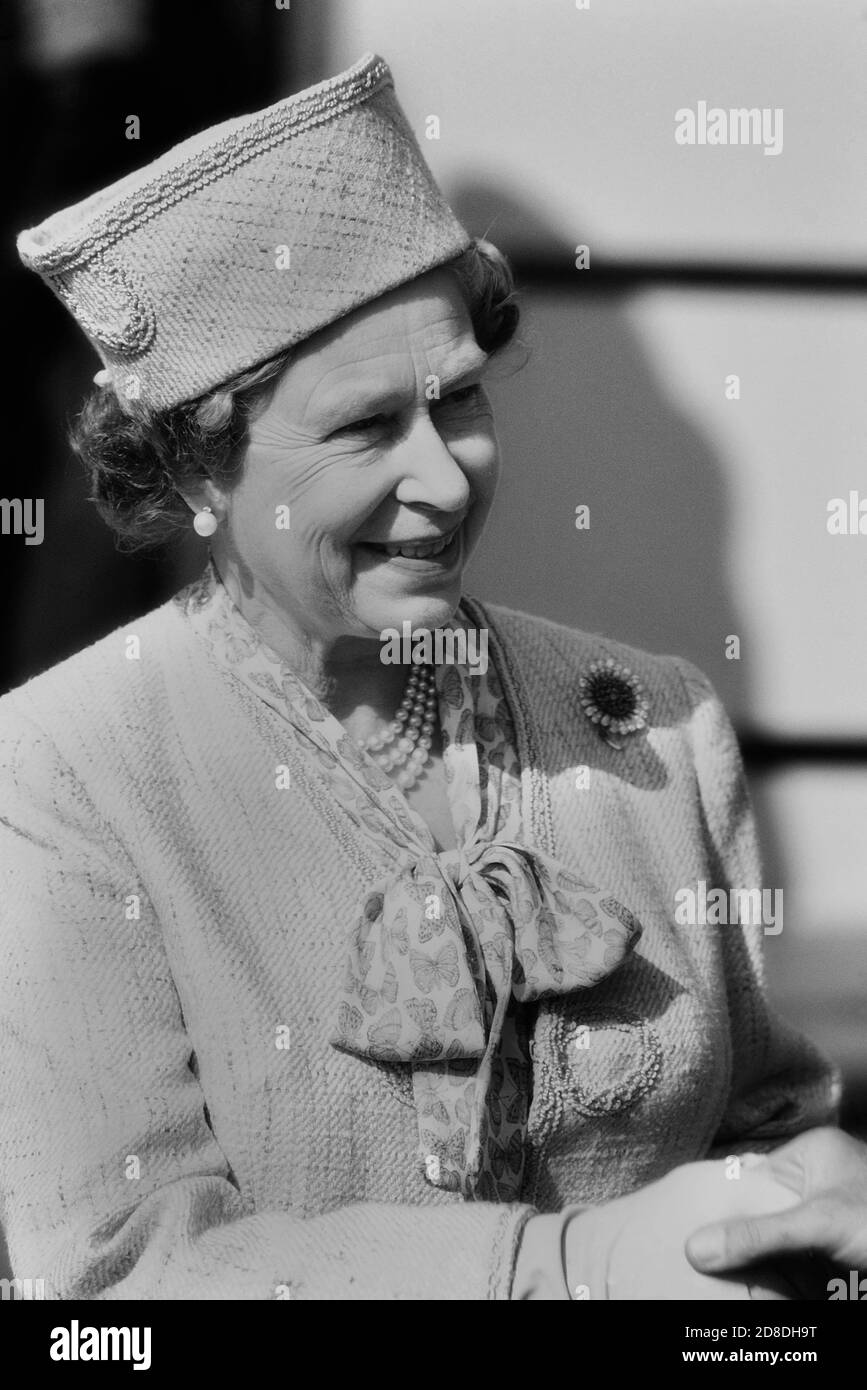Queen Elizabeth II, in einem von Modedesigner John Anderson entworfenen Anzug, beim Asda Festival of British Food & Farming, Hyde Park, London, England, Großbritannien. 5-7 Mai 1989 Stockfoto