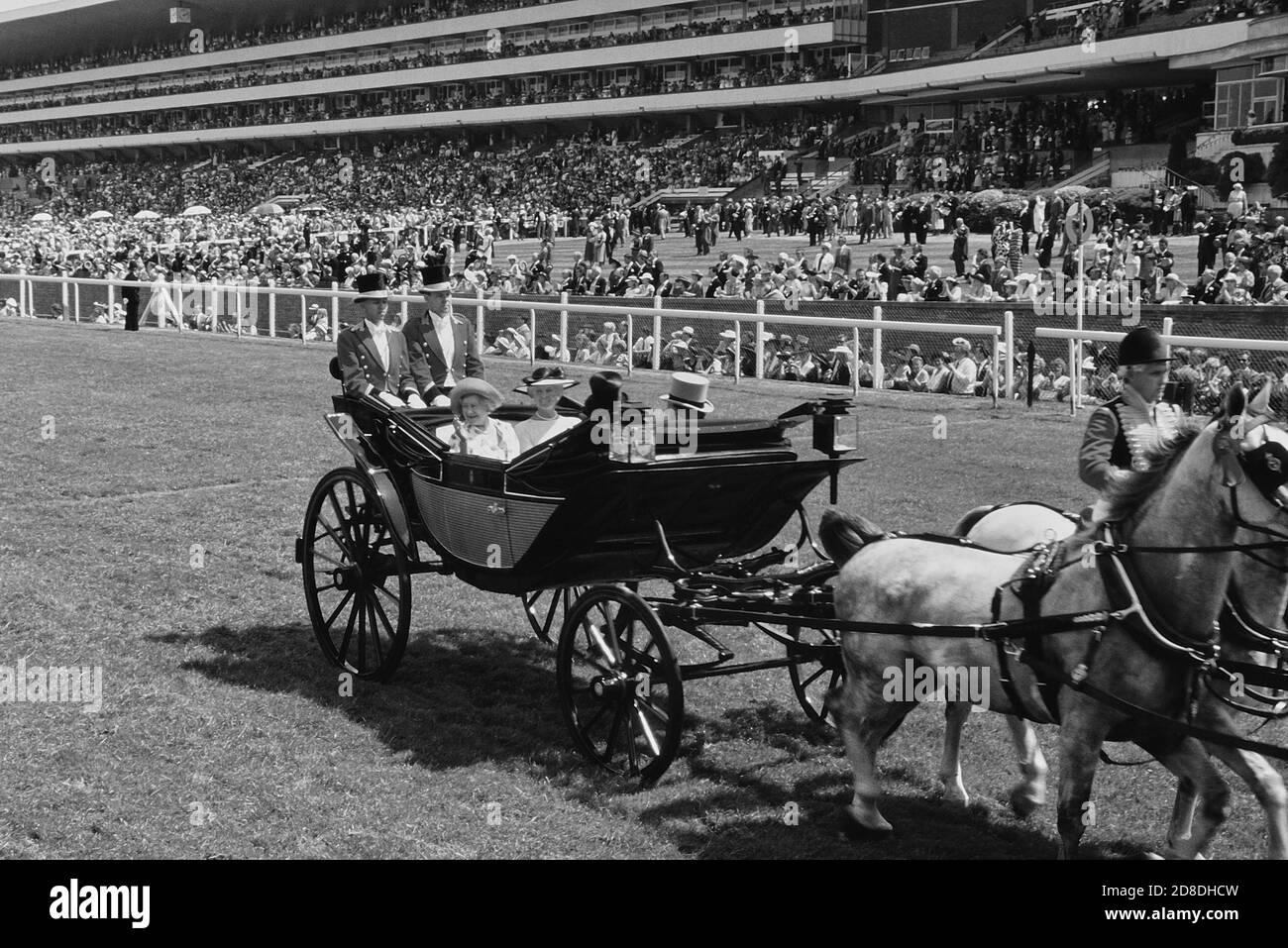 HM Queen Elizabeth die Queen Mother begleitet von Katherine, Herzogin von Kent, bei der Ankunft am Royal Ascot Renntreffen, Berkshire, England, Großbritannien. 1989 Stockfoto
