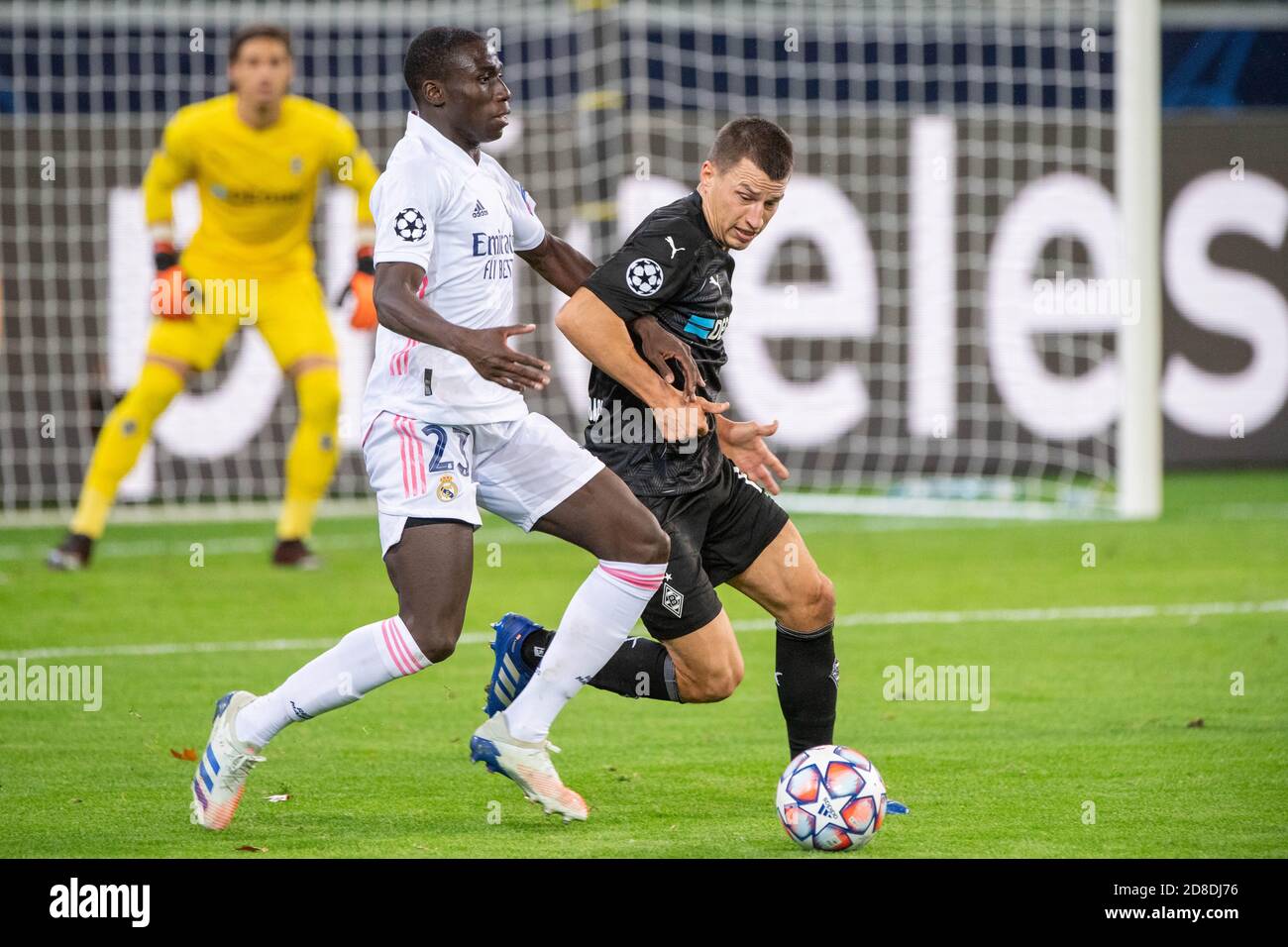 Ferland MENDY (li., REAL) gegen Stefan LAINER (MG), Action, Duelle, Fußball Champions League, Gruppenphase, Gruppe B, Spieltag 2, Borussia Mönchengladbach (MG) - Real Madrid (REAL) 2: 2, am 27. Oktober 2020 in Borussia Mönchengladbach / Deutschland. Â Verwendung weltweit Stockfoto